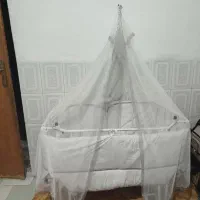 تخت و گهواره کنار مادر