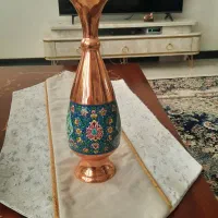 گلدان میناکاری ازبدنه مسی تشکیل شده کار۱عدد