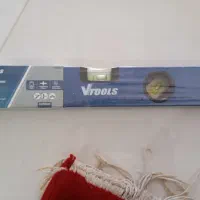 تراز بنایی ۳۰ سانت و یک چکش سنگین