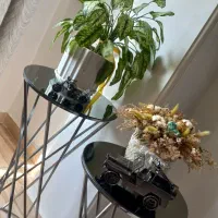 میزعسلی و جا شمعی کنار سالنی