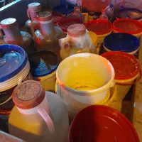 دبه خیار شوری و سطل خالی