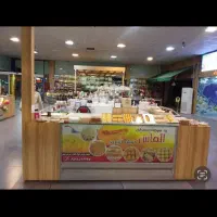 فروشنده خانم غرفه شیرینی