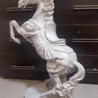 اسب سفید ارتفاع نیم متر..