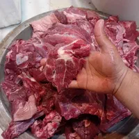 خرده گوشت خورده گوساله تکه چرخکرده گرم و تازه روز