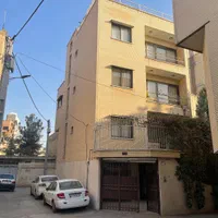 ساختمان سه طبقه مسکونی
