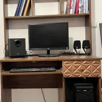 میز تحریر و کامپیوتر و کتابخانه