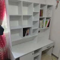 کتابخانه و میز تحریر