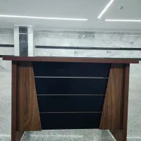 میز تحریر و کامپیوتر