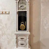 ساعت  کنار سالنی