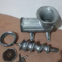 چرخ گوشت قدیمی دستی بزرگ شماره 22 صنعتی چکسلواکی|کلکسیون اشیاء عتیقه|مشهد, عامل|دیوار