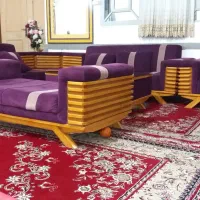 یه دست مبل همراه با میز وسط و میز کنج