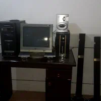 کامپیوتر و موس و کیبورد و کیس و میز