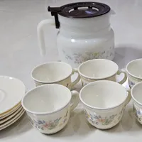 شیر جوش به همراه فنجان و نعلبکی