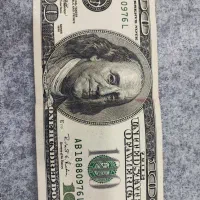 اسکناس ۱۰۰ دلاری کمی گوشه ندارد عدد سالم است