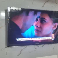 تلویزیون سامسونگ ۴۶ اینچ و میز تلویزیون|تلویزیون و پروژکتور|شاهین‌شهر, حافظ جنوبی|دیوار