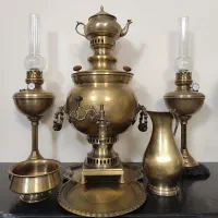 سماور زغالی برنجی۸لیتری باسرویس کامل وچراغ گردسوز