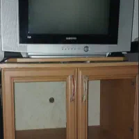 تلویزیون با زیر تلویزیون چوبی دسته دوم