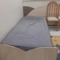 تخت خواب یکنفره با یک آیینه قدی