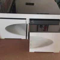 میز چوبی همراه گل میز