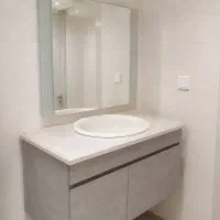 روشویی کابینتی سنگی شیک با آینه دیواری
