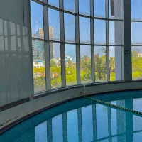 آموزش شنا و ورزش در آب بانوان در استخر و دریا کیش