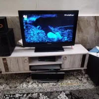 یک عدد میز تلوزیون  چوبی