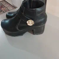 یک جفت چکمه زمستانی در حد نو