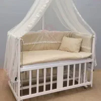 تخت کنار مادر