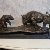 مجسمه برنزی نبرد خرس وگاو