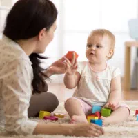 پرستار کودک خلاق و با مهارت