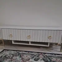 یک میز تلویزیون تمیز و درحد