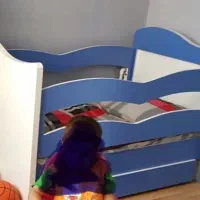 تخت کودک تمیز کم استفاده شده