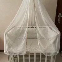 تخت و گهواره کنار مادر