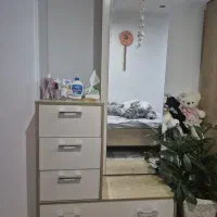میز آرایش با آیینه قدی چسبیده