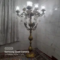 آباژور ایستاده کنار سالنی