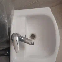 روشویی همراه با شیر آب