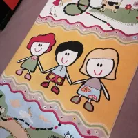 فرش اتاق بچه. با تعدادی وسیله اشپزخونه