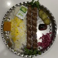 سالن دار و کمک آشپز و پیک موتوری