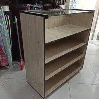 ویترین آهنی دو متری و میز چوبی