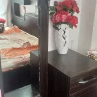 یه‌میز‌آرایش‌با‌آینه‌قدی‌درحدنوبفروش‌میرسد