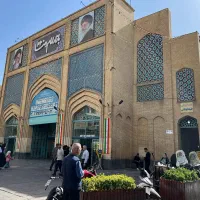 پاچال دار اقا در زمینه پوشاک در بازار امام رضا ع