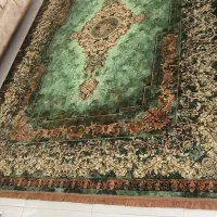 فرش و کاناپه و پرده و تی‌وی ۷۵ و یخچال