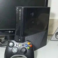 یک xbox360 همراه با همیه وسایل