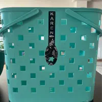 تعدادی ظروف پلاستیکی آشپزخانه