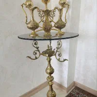 میز برنز اصل کنار سالنی باوسایل دکوری برنزروی میز