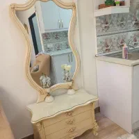 تشک۲نفره،تابلوزن روسی،میزعسلی،آینه ومیزکاملاتمیز