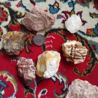 تعدادی سنگ هستش با جنس،های مختلف