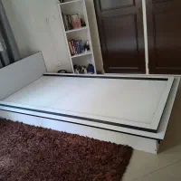 تخت سفید کشودار