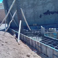 قالب بندی و خاک برداری و جرثقیل