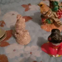 تعدادی مجسمه و دو عدد رادیو قدیمی کلکسیونی|کلکسیون اشیاء عتیقه|اصفهان, باغ دریاچه|دیوار